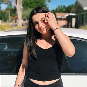 MEET YOUR POSHER, Simona